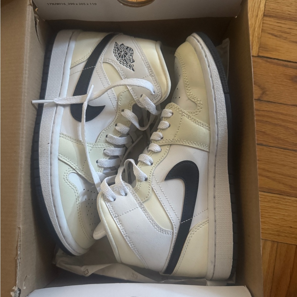 Nike Women's Mid top Jordan 1s